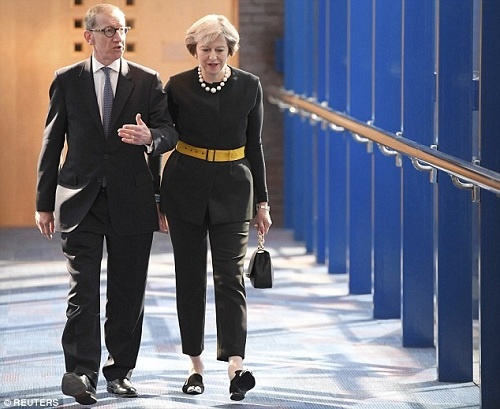Nữ thủ tướng Anh diện giày bọc kim loại thời trang