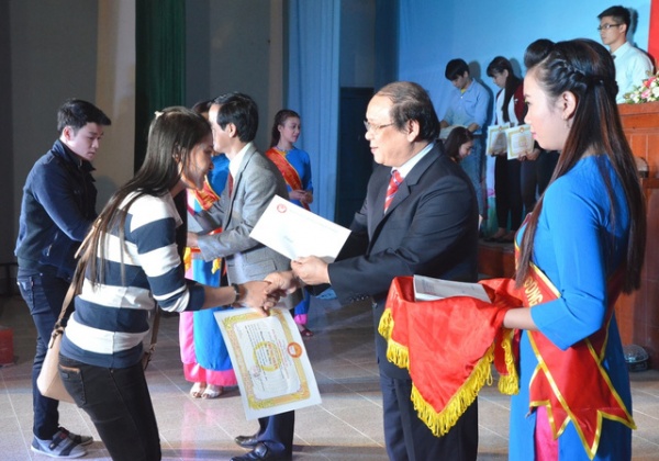Học bổng Phạm Văn Đồng dành 400 suất cho sinh viên nghèo học giỏi, xuất sắc