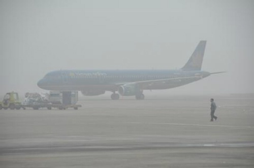 Hàng loạt chuyến bay đến Tân Sơn Nhất bị ảnh hưởng do mưa lớn