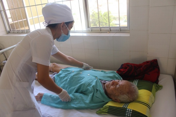 Khánh Hòa: Thay khớp háng nhân tạo thành công cho cụ ông 100 tuổi