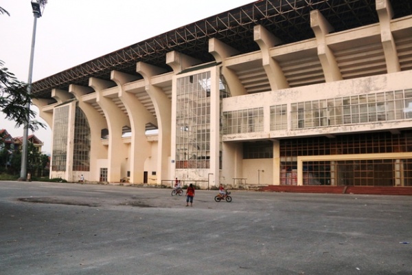 Cảnh “hoang tàn” trong sân bóng đá trăm tỷ ở Ninh Bình