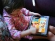 Dạy ngoại ngữ cho trẻ nhỏ qua thiết bị điện tử, cha mẹ đang rước họa cho con