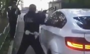 Cảnh sát vác súng đập kính xe BMW của tài xế cứng đầu