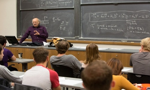 Giáo sư Anh bình thản đi dạy sau khi đoạt giải Nobel Vật lý