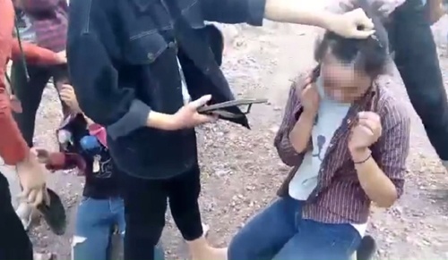 Ba nữ sinh lớp 9 bầm tím mặt vì bị đánh hội đồng