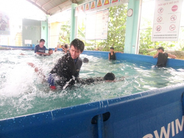 Quảng Nam: Học sinh vùng lũ được dạy bơi miễn phí