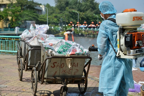 Hà Nội đã gom 200 tấn cá chết ở hồ Tây