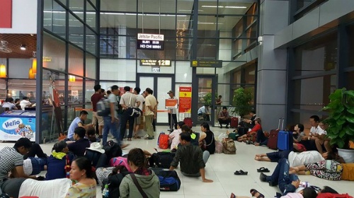 Khách vạ vật 8 tiếng tại sân bay Nội Bài vì Sài Gòn mưa to