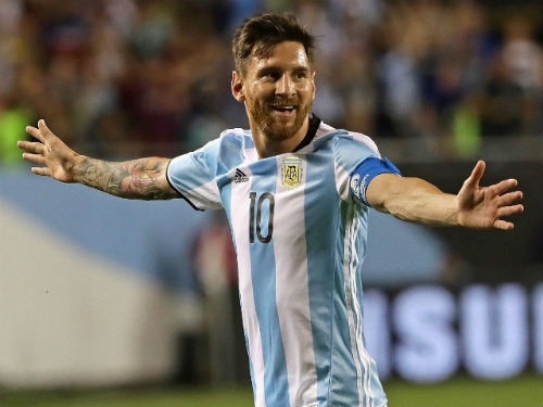 Tin HOT sáng 5/10: Messi quên mình để chơi bóng
