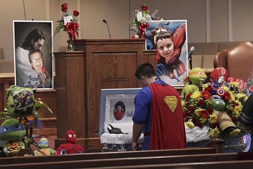 Tang lễ "siêu anh hùng" của bé trai 6 tuổi bị bắn chết ở trường