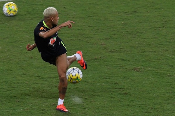 Neymar và đồng đội thi nhau biểu diễn kỹ thuật
