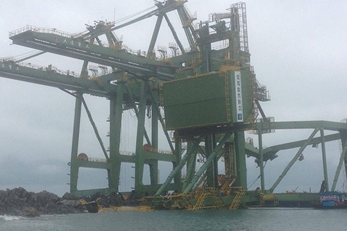 Giàn cẩu nghìn tấn của Formosa dạt vào biển Quảng Bình