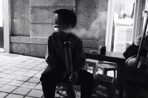 Cậu bé 10 tuổi hút thuốc lào mưu sinh tại Sa Pa