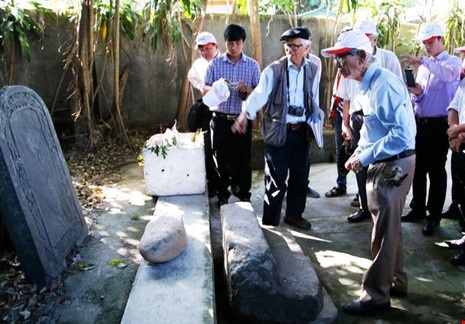 Khai quật thăm dò dấu vết mộ vua Quang Trung