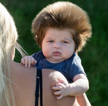 Gặp em bé 9 tuần tuổi với mái tóc dài dựng ngược siêu dễ thương