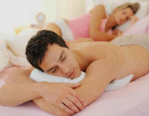 Vợ chồng có nên ngủ chung giường?