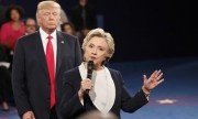 Khoảnh khắc Trump đứng sau Clinton được ví như phim kinh dị