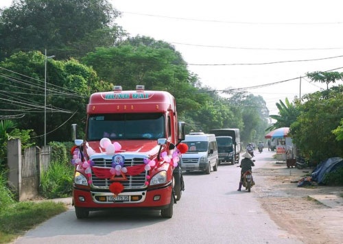 9x Bắc Giang rước dâu “cực chất” bằng xe container
