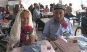 Chú rể 71 tuổi cầu hôn một năm mới lấy được cô dâu 114 tuổi