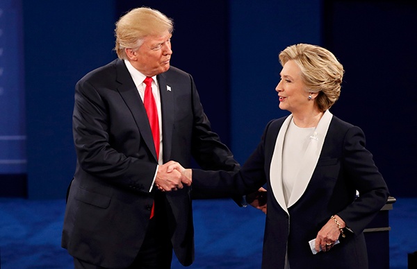 "Cuộc chiến" ngôn ngữ cơ thể giữa Trump và Clinton trong cuộc tranh luận thứ 2