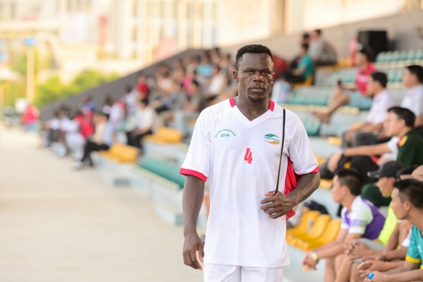 Tiền vệ người Cameroon thỏa ước mơ chơi bóng ở sân đấu 5 sao Việt Nam
