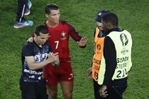 Ronaldo thoải mái chụp tự sướng cùng fan cuồng