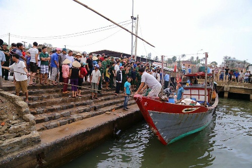 Tàu chở 44 người chìm ở Quảng Trị, một người chết
