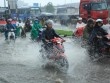 Người dân Sài Gòn lại bì bõm "vượt lũ" sau mưa lớn