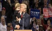 Trump thơm má "bản sao" trên sân khấu