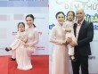 Vợ chồng Phan Đinh Tùng bế con gái đi tham gia chương trình