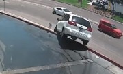 Ôtô lật ngửa khi ra khỏi trạm rửa xe