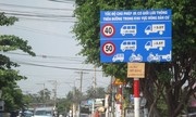 Xe máy và ôtô ‘căm thù nhau’ trên đường Việt