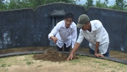 Công an vào cuộc vụ hàng trăm ngôi mộ ở Huế bị đóng đinh
