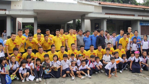 Đội tuyển Việt Nam thăm các trẻ em thiếu may mắn