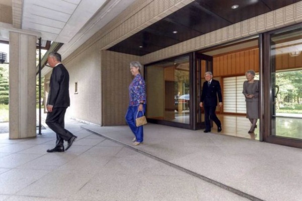 Vợ thủ tướng Singapore lại “gây sốt” với chiếc ví cầm tay