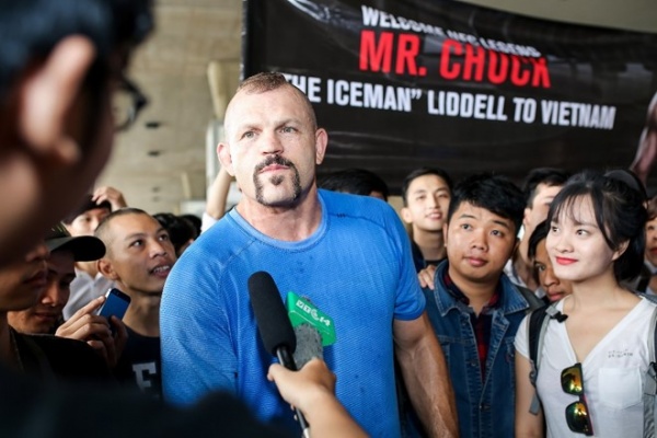 Hoa khôi áo dài 2016 đón huyền thoại UFC Chuck đến Việt Nam