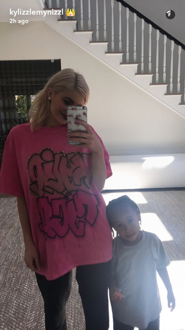 Kylie Jenner chụp ảnh selfie với con riêng bạn trai gốc Việt