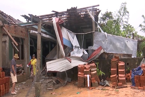 300 nhà dân ở Quảng Trị bị lốc xoáy tốc mái, sập đổ