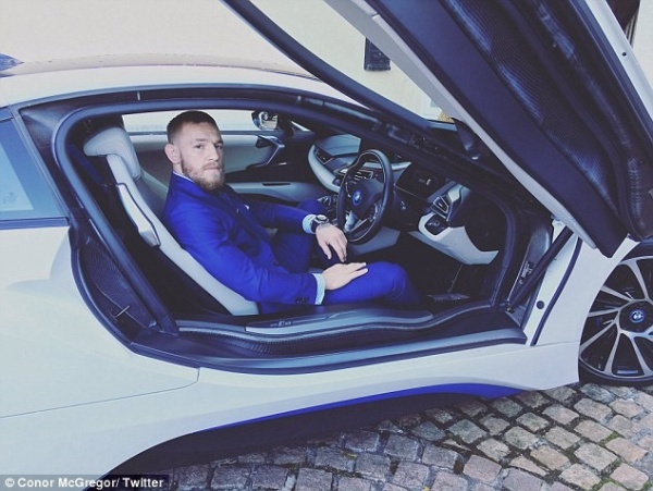 ‘Gã điên’ McGregor lịch lãm trong xe sang BMW i8
