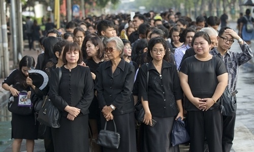 Dân Thái Lan đồng loạt mặc đồ đen vĩnh biệt Quốc vương