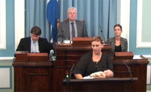 Nữ nghị sĩ Iceland vừa phát biểu vừa cho con bú