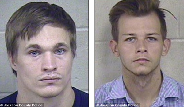 Hai thanh niên bắt cóc nữ cảnh sát trại giam