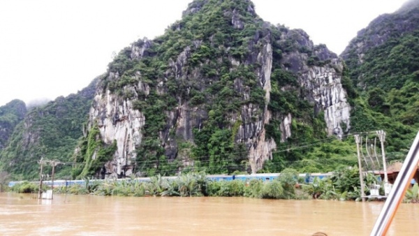Thứ trưởng GTVT trực tiếp chỉ đạo “giải cứu” 132 hành khách mắc kẹt ở Quảng Bình