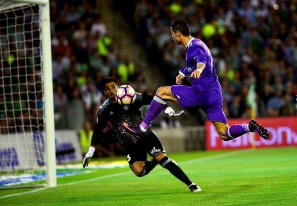 Ronaldo giải hạn, Real Madrid trút mưa bàn thắng lên Betis