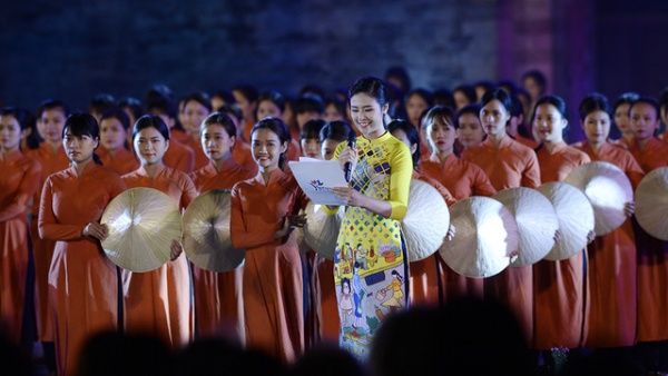 Ca sĩ Thanh Lam thăng hoa cùng Festival Áo dài Hà Nội 2016