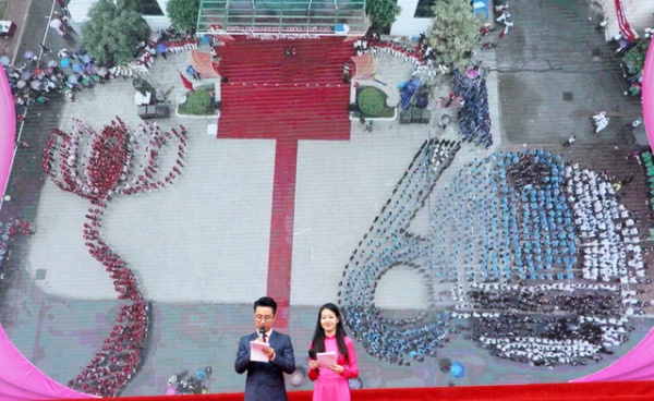 3.000 bạn trẻ đội mưa xếp hình kỉ niệm 60 năm thành lập Hội Liên hiệp Thanh niên Việt Nam