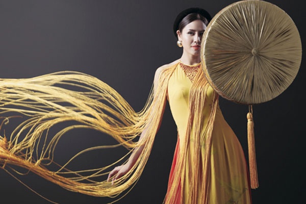 Nguyễn Thị Loan khoe trang phục dân tộc đẹp lạ
