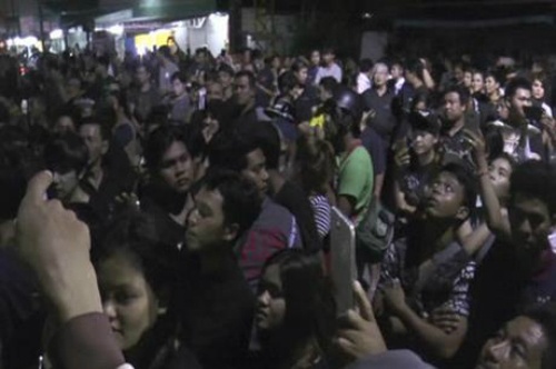 Đám đông bao vây, chỉ trích người bị nghi phỉ báng Quốc vương Thái Lan