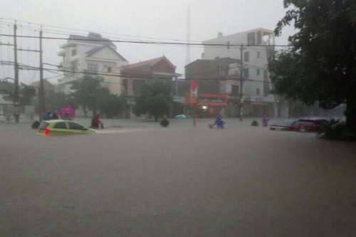 Hàng loạt ôtô ngụp lặn ở Quảng Bình sau cơn mưa ngập nóc nhà