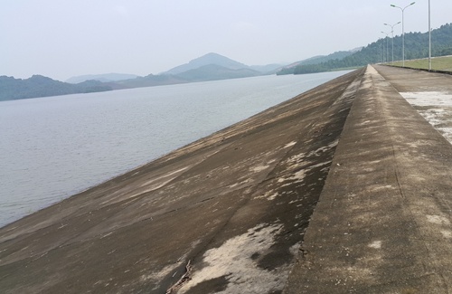 Mưa giảm, hồ thủy lợi lớn nhất Nghệ An ngừng xả lũ